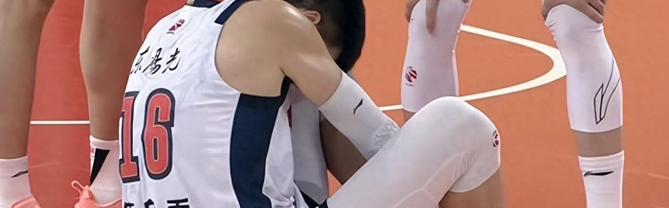 旺财28官网-谁注意到，焦泊乔被队友绊倒，绊倒者扬长而去，其他队友纷纷看望